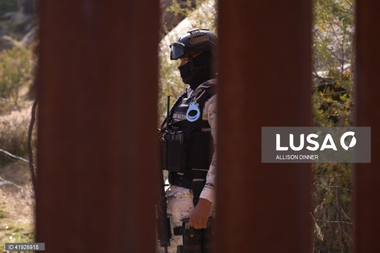 EUA: Migrantes esperam na fronteira entre os EUA e o México.