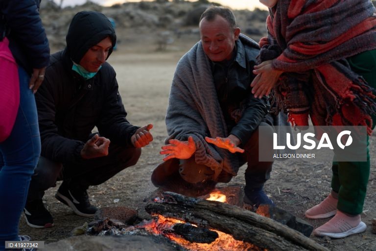 EUA: Migrantes esperam na fronteira entre os EUA e o México.