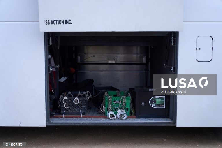 EUA: Migrantes esperam na fronteira entre os EUA e o México.