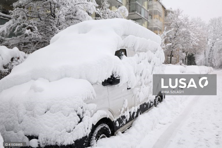 Neve em Munique, Alemanha. Segundo a Deutsche Bahn (DB), várias linhas de caminho de ferro em torno da capital do estado da Baviera, Munique, tiveram de ser encerradas durante a noite. Prevê-se que a queda de neve continue ao longo do dia no sul e sudeste da Alemanha, com 20 a 40 cm de neve a cobrir algumas áreas da Baviera, seguida de geada e condições parcialmente escorregadias, alertou o Serviço Meteorológico Alemão.