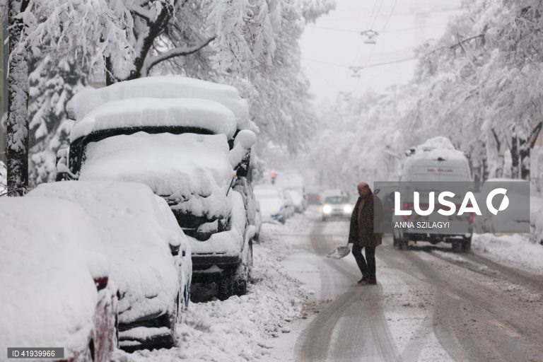 Neve em Munique, Alemanha. Segundo a Deutsche Bahn (DB), várias linhas de caminho de ferro em torno da capital do estado da Baviera, Munique, tiveram de ser encerradas durante a noite. Prevê-se que a queda de neve continue ao longo do dia no sul e sudeste da Alemanha, com 20 a 40 cm de neve a cobrir algumas áreas da Baviera, seguida de geada e condições parcialmente escorregadias, alertou o Serviço Meteorológico Alemão.