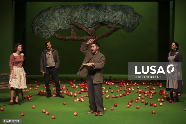 Ensaio de imprensa da peça "Tempestade ainda", com texto de Peter Handke e encenação de João Lourenço, com interpretação de Carolina Picoito Pinto, Crista Alfaiate, João Pedro Vaz, Luís Barros, Manuel Sá Pessoa, Mia Henriques, Sérgio Praia e Susana Arrais, no Teatro Aberto, em Lisboa, 12 de dezembro de 2023. A peça estreia dia 15 de dezembro. JOSÉ SENA GOULÃO/LUSA