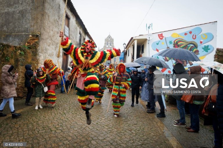 Entrudo Chocalheiro com caretos em Macedo de Cavaleiros