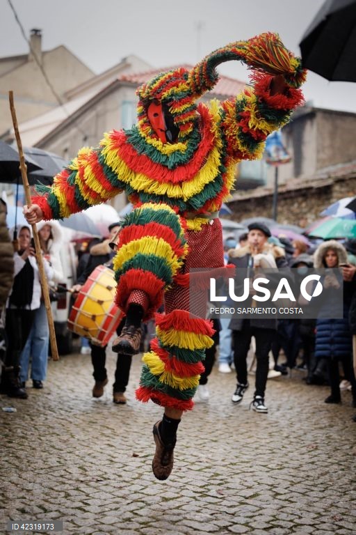 Entrudo Chocalheiro com caretos em Macedo de Cavaleiros