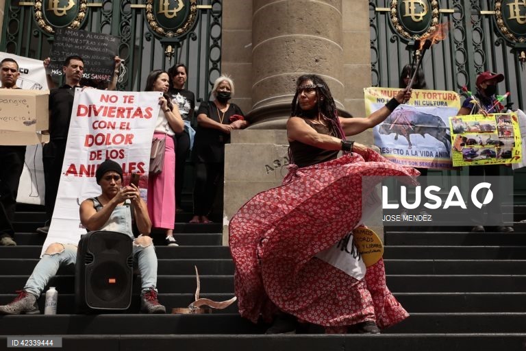 México: Activistas protestam para exigir a proibição das touradas