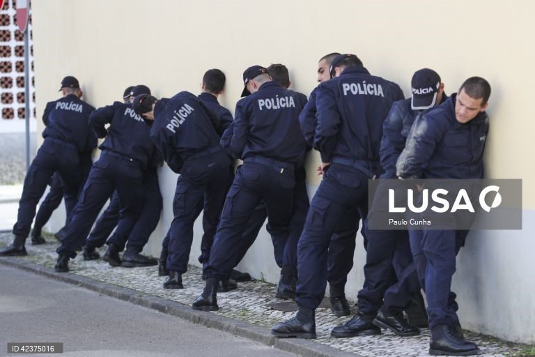 Alunos da Escola Prática de Policia treinam para ser futuros agentes da PSP, 20 fevereiro 2024 em Torres Novas. (ACOMPANHA TEXTO DA LUSA DO DIA 25 FEVEREIRO 2024). PAULO CUNHA/LUSA