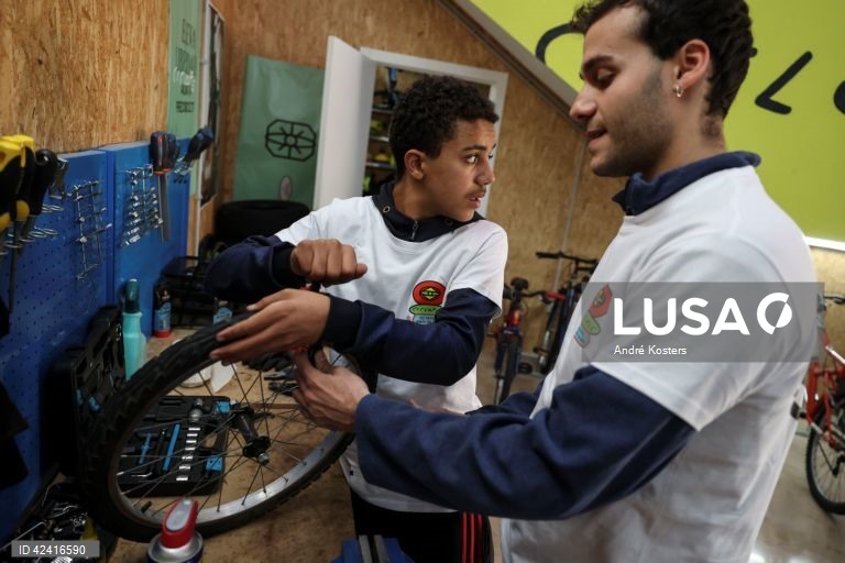 Monitores e crianças nas instalações projeto Ciclopes - Achatar as colinas no Bairro Padre Cruz, em Lisboa, 26 de fevereiro de 2024. Achatar as colinas de Lisboa e reduzir as diferenças, quebrando barreiras sociais e geográficas, é o objetivo do projeto Ciclopes que leva miúdos do Bairro Padre Cruz, dois dias por semana, a pegar na bicicleta e a ‘sacar’ cavalinhos. (ACOMPANHA TEXTO DA LUSA DO DIA 02 DE MARÇO DE 2024). ANDRÉ KOSTERS/LUSA