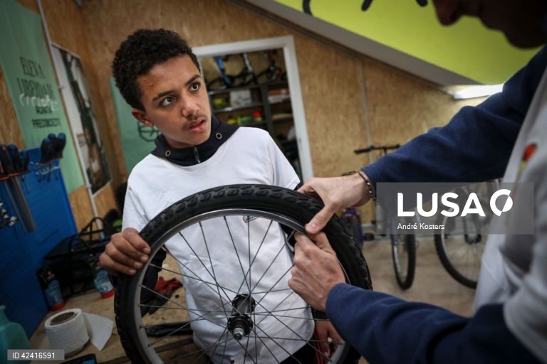 Monitores e crianças nas instalações projeto Ciclopes - Achatar as colinas no Bairro Padre Cruz, em Lisboa, 26 de fevereiro de 2024. Achatar as colinas de Lisboa e reduzir as diferenças, quebrando barreiras sociais e geográficas, é o objetivo do projeto Ciclopes que leva miúdos do Bairro Padre Cruz, dois dias por semana, a pegar na bicicleta e a ‘sacar’ cavalinhos. (ACOMPANHA TEXTO DA LUSA DO DIA 02 DE MARÇO DE 2024). ANDRÉ KOSTERS/LUSA