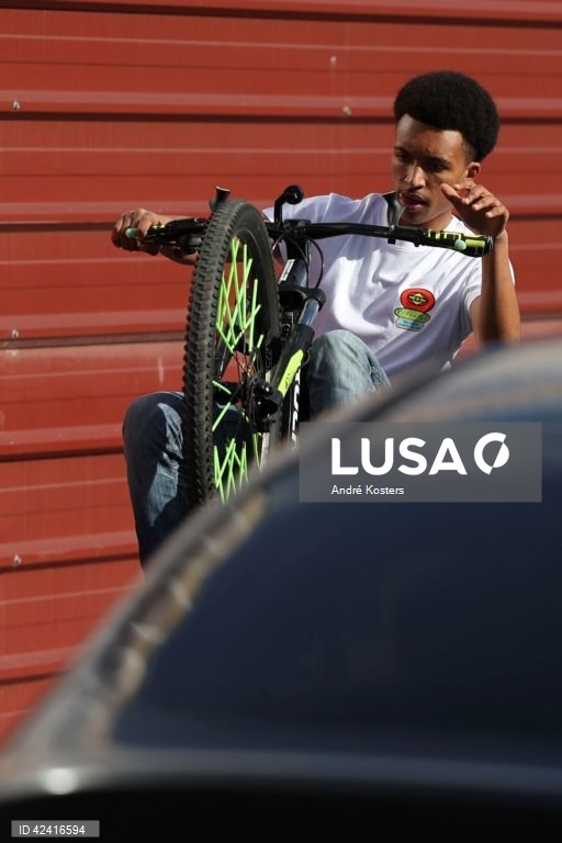 Um jovem "saca um cavalinho" junto das instalações projeto Ciclopes - Achatar as colinas no Bairro Padre Cruz, em Lisboa, 26 de fevereiro de 2024. Achatar as colinas de Lisboa e reduzir as diferenças, quebrando barreiras sociais e geográficas, é o objetivo do projeto Ciclopes que leva miúdos do Bairro Padre Cruz, dois dias por semana, a pegar na bicicleta e a ‘sacar’ cavalinhos. (ACOMPANHA TEXTO DA LUSA DO DIA 02 DE MARÇO DE 2024). ANDRÉ KOSTERS/LUSA