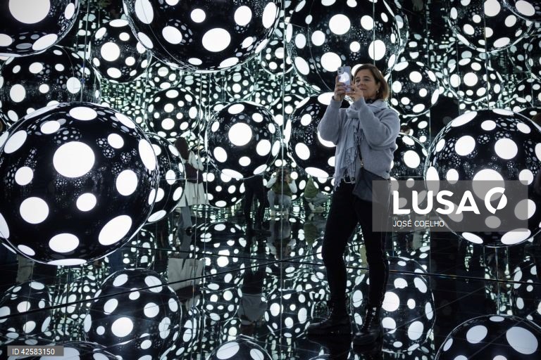 Apresentação da exposição "Yayoi Kusama 1945 - Hoje" no Museu de Serralves, no Porto, 26 de março de 2024. Com cerca de 160 trabalhos, incluindo pinturas, desenhos, esculturas, instalações e materiais de arquivo, esta exposição explora a carreira de Kusama desde os seus primeiros desenhos, feitos na sua adolescência durante a Segunda Guerra Mundial, às suas obras de arte imersivas mais recentes. JOSÉ COELHO/LUSA