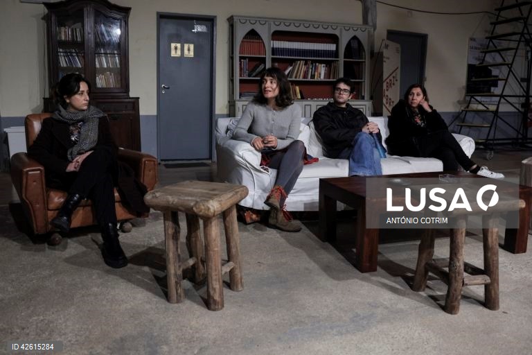 Ensaio de imprensa do espetáculo "Luta Armada", uma criação de André Amálio e Tereza Havlíčková, "Luta Armada" continua a investigação da companhia Hotel Europa sobre o passado recente de Portugal, analisando os projetos políticos que recorreram a ações violentas como forma de luta com estreia marcada para o dia 4 de abril, no Espaço da CPBC - Companhia Portuguesa de Bailado Contemporâneo, Lisboa, 02 de abril  de 2024. ANTÓNIO COTRIM/LUSA

