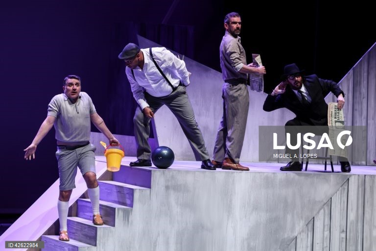 Ensaio de imprensa da peça de Teatro "A Sorte que Tivemos". Um espetáculo sobre Abril pela Companhia de Teatro de Almada com textos de António Cabrita, Jacinto Lucas Pires, Patrícia Portela e Rui Cardoso Martins. Música original de Martim Sousa Tavares. Encenação de Teresa Gafeira. Estreia a 12 de abril no Teatro Municipal Joaquim Benite em Almada, 3 de abril de 2024.  MIGUEL A. LOPES/LUSA