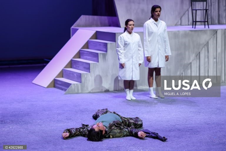 Ensaio de imprensa da peça de Teatro "A Sorte que Tivemos". Um espetáculo sobre Abril pela Companhia de Teatro de Almada com textos de António Cabrita, Jacinto Lucas Pires, Patrícia Portela e Rui Cardoso Martins. Música original de Martim Sousa Tavares. Encenação de Teresa Gafeira. Estreia a 12 de abril no Teatro Municipal Joaquim Benite em Almada, 3 de abril de 2024.  MIGUEL A. LOPES/LUSA