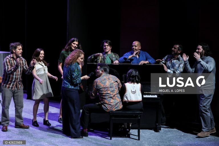 Ensaio de imprensa da peça de Teatro "A Sorte que Tivemos". Um espetáculo sobre Abril pela Companhia de Teatro de Almada com textos de António Cabrita, Jacinto Lucas Pires, Patrícia Portela e Rui Cardoso Martins. Música original de Martim Sousa Tavares. Encenação de Teresa Gafeira. Estreia a 12 de abril no Teatro Municipal Joaquim Benite em Almada, 3 de abril de 2024.  MIGUEL A. LOPES/LUSA