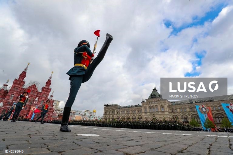 Militares russos participam no ensaio geral da parada militar do Dia da Vitória na Praça Vermelha em Moscovo. A Rússia prepara-se para assinalar o 79.º aniversário da rendição incondicional da Alemanha nazi na Segunda Guerra Mundial (II Guerra Mundial). A parada militar terá lugar na Praça Vermelha, em Moscovo, em 9 de maio.  
