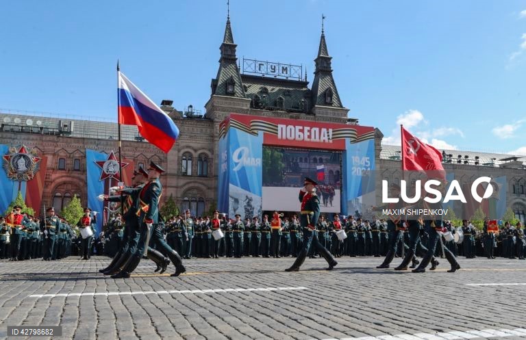 Militares russos participam no ensaio geral da parada militar do Dia da Vitória na Praça Vermelha em Moscovo. A Rússia prepara-se para assinalar o 79.º aniversário da rendição incondicional da Alemanha nazi na Segunda Guerra Mundial (II Guerra Mundial). A parada militar terá lugar na Praça Vermelha, em Moscovo, em 9 de maio.  
