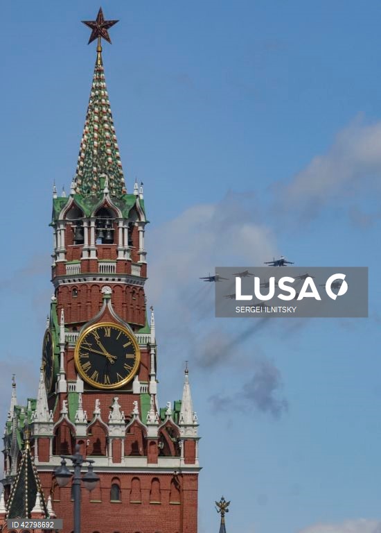 Militares russos participam no ensaio geral da parada militar do Dia da Vitória na Praça Vermelha em Moscovo. A Rússia prepara-se para assinalar o 79.º aniversário da rendição incondicional da Alemanha nazi na Segunda Guerra Mundial (II Guerra Mundial). A parada militar terá lugar na Praça Vermelha, em Moscovo, em 9 de maio.  
