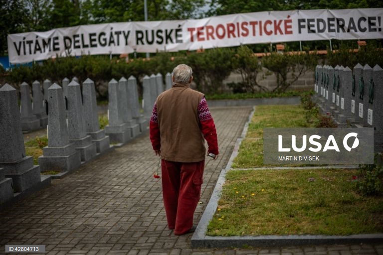 Praga: Grupo motard Night Wolves Europe visita Monumento da Vitória Soviética da II Guerra Mundial.