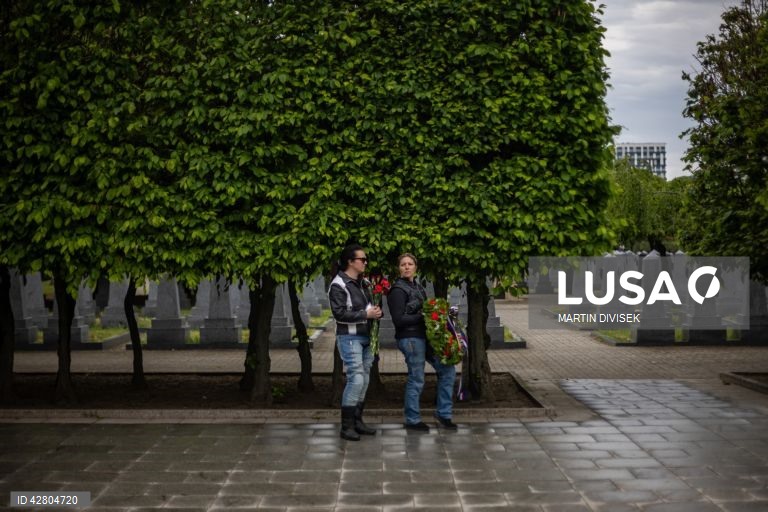 Praga: Grupo motard Night Wolves Europe visita Monumento da Vitória Soviética da II Guerra Mundial.