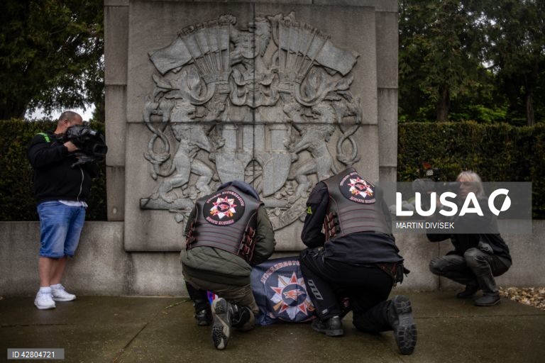 Praga: Grupo motard Night Wolves Europe visita Monumento da Vitória Soviética da II Guerra Mundial.