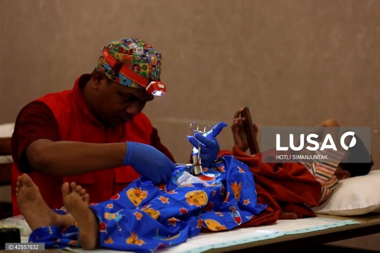 Indonésia: Circuncisão em massa marcando a chegada da puberdade em Aceh