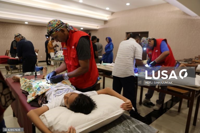 Indonésia: Circuncisão em massa marcando a chegada da puberdade em Aceh