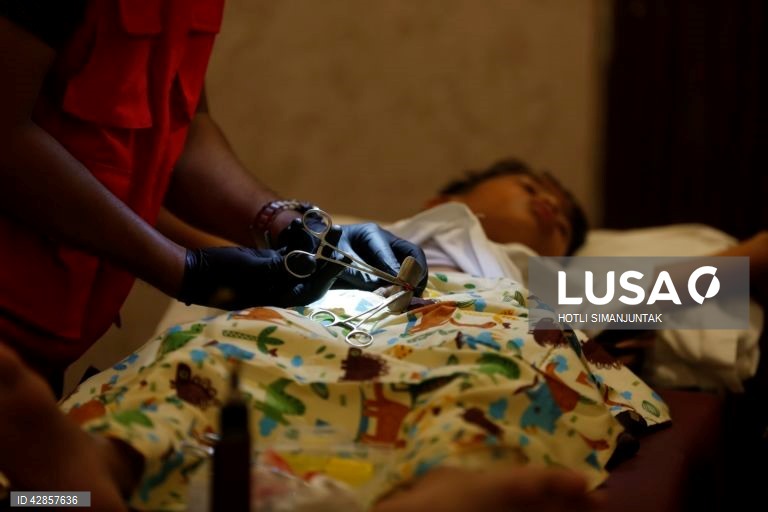 Indonésia: Circuncisão em massa marcando a chegada da puberdade em Aceh