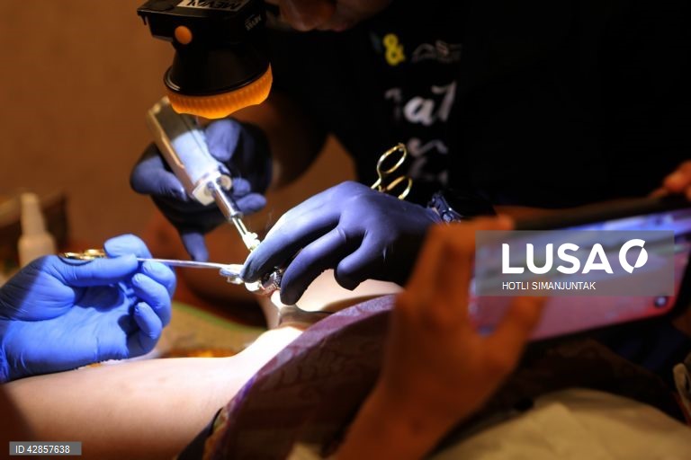 Indonésia: Circuncisão em massa marcando a chegada da puberdade em Aceh