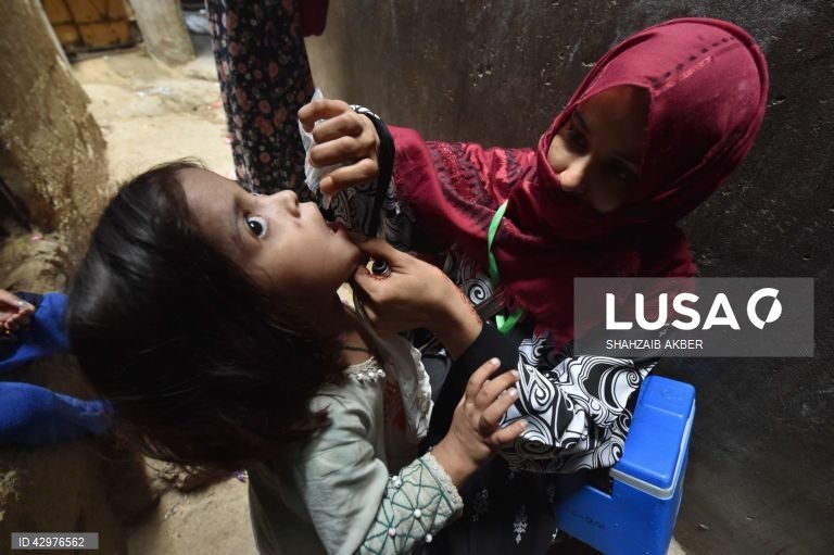 Campanha de vacinação contra a poliomielite no Paquistão