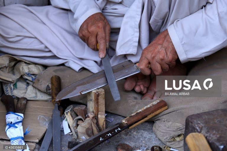 Um ferreiro afia facas antes da festa muçulmana de Eid al-Adha em Peshawar, Paquistão, O Eid al-Adha é um dos feriados muçulmanos mais sagrados do ano. Assinala a peregrinação anual dos muçulmanos, conhecida por Hajj, a Meca. Durante o Eid al-Adha, os muçulmanos abatem cabras, ovelhas e gado bovino para comemorar a disponibilidade do Profeta Abraão para sacrificar o seu filho em sinal de obediência a Deus. A carne é dividida em três partes: uma para a família, outra para os amigos e parentes e...