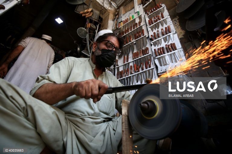 Um ferreiro afia facas antes da festa muçulmana de Eid al-Adha em Peshawar, Paquistão, O Eid al-Adha é um dos feriados muçulmanos mais sagrados do ano. Assinala a peregrinação anual dos muçulmanos, conhecida por Hajj, a Meca. Durante o Eid al-Adha, os muçulmanos abatem cabras, ovelhas e gado bovino para comemorar a disponibilidade do Profeta Abraão para sacrificar o seu filho em sinal de obediência a Deus. A carne é dividida em três partes: uma para a família, outra para os amigos e parentes e...
