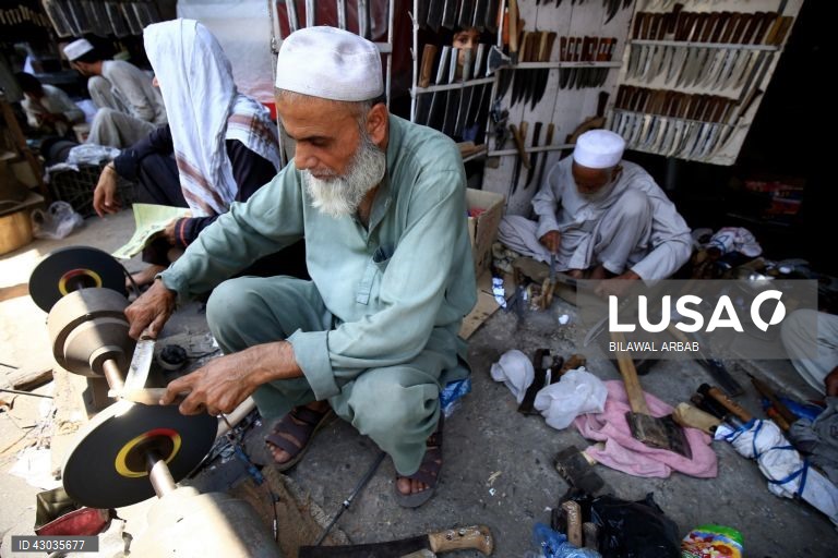Um ferreiro afia facas antes da festa muçulmana de Eid al-Adha em Peshawar, Paquistão, O Eid al-Adha é um dos feriados muçulmanos mais sagrados do ano. Assinala a peregrinação anual dos muçulmanos, conhecida por Hajj, a Meca. Durante o Eid al-Adha, os muçulmanos abatem cabras, ovelhas e gado bovino para comemorar a disponibilidade do Profeta Abraão para sacrificar o seu filho em sinal de obediência a Deus. A carne é dividida em três partes: uma para a família, outra para os amigos e parentes e...