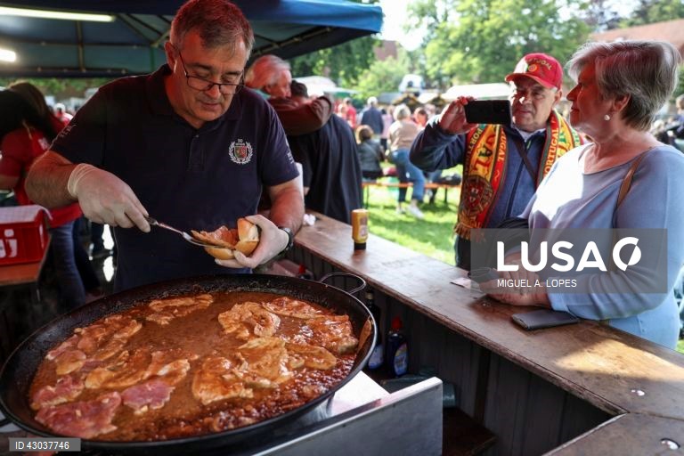 A seleção portuguesa de futebol chegou hoje a Marienfeld, na Alemanha, para a participação no Euro2024, onde foi recebido cerca de cinco mil adeptos, quase todos em êxtase com a presença de Cristiano Ronaldo.