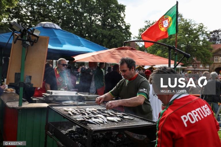 A seleção portuguesa de futebol chegou hoje a Marienfeld, na Alemanha, para a participação no Euro2024, onde foi recebido cerca de cinco mil adeptos, quase todos em êxtase com a presença de Cristiano Ronaldo.