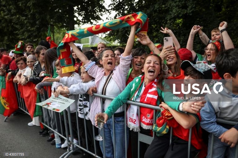 A seleção portuguesa de futebol chegou hoje a Marienfeld, na Alemanha, para a participação no Euro2024, onde foi recebido cerca de cinco mil adeptos, quase todos em êxtase com a presença de Cristiano Ronaldo.