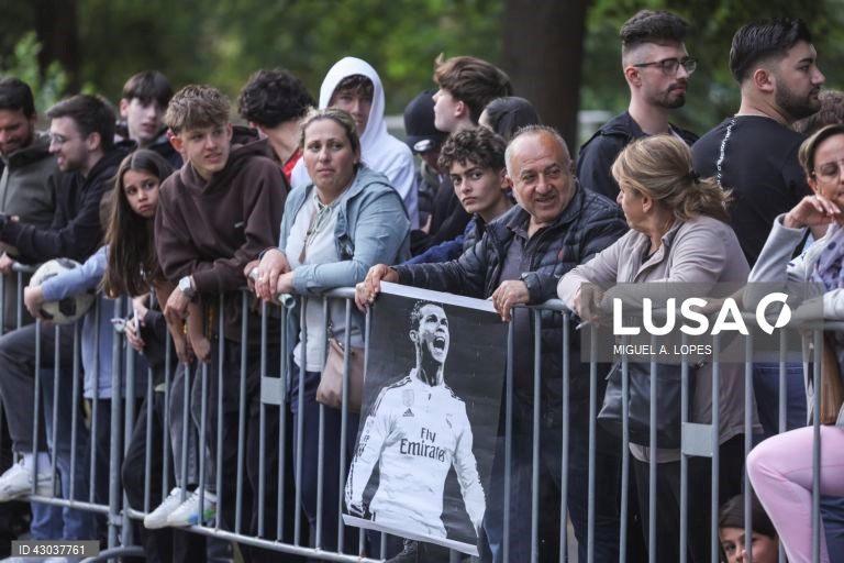 A seleção portuguesa de futebol chegou hoje a Marienfeld, na Alemanha, para a participação no Euro2024, onde foi recebido cerca de cinco mil adeptos, quase todos em êxtase com a presença de Cristiano Ronaldo.