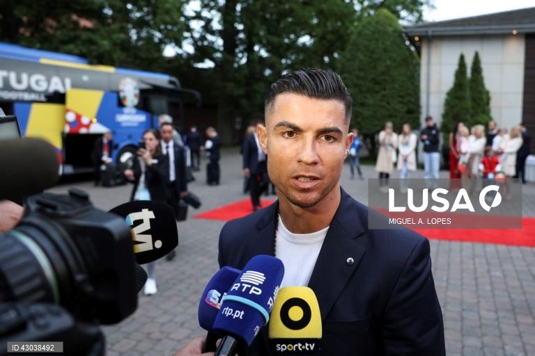 A seleção portuguesa de futebol chegou hoje a Marienfeld, na Alemanha, para a participação no Euro2024, onde foi recebido cerca de cinco mil adeptos, quase todos em êxtase com a presença de Cristiano Ronaldo.