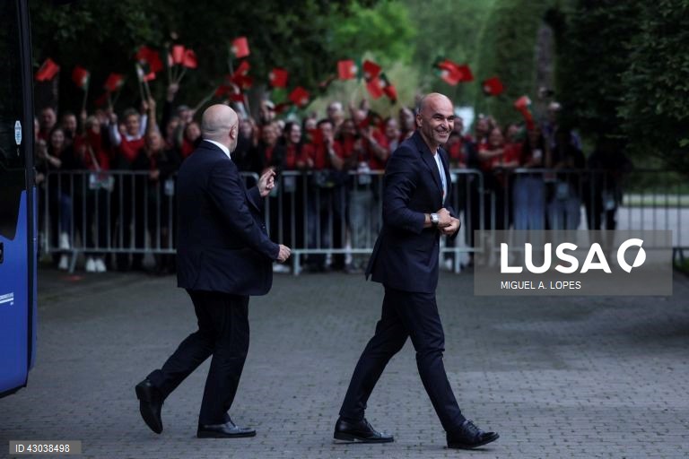 A seleção portuguesa de futebol chegou hoje a Marienfeld, na Alemanha, para a participação no Euro2024, onde foi recebido cerca de cinco mil adeptos, quase todos em êxtase com a presença de Cristiano Ronaldo.