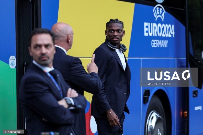 A seleção portuguesa de futebol chegou hoje a Marienfeld, na Alemanha, para a participação no Euro2024, onde foi recebido cerca de cinco mil adeptos, quase todos em êxtase com a presença de Cristiano Ronaldo.