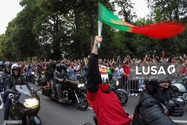 A seleção portuguesa de futebol chegou hoje a Marienfeld, na Alemanha, para a participação no Euro2024, onde foi recebido cerca de cinco mil adeptos, quase todos em êxtase com a presença de Cristiano Ronaldo.