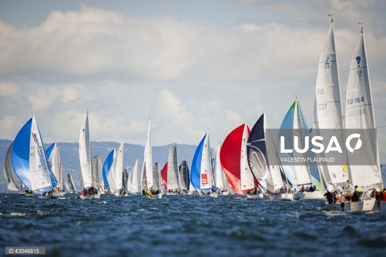 Início da 85.ª corrida à vela "Bol d'Or" no Lago de Genebra, em Genebra, Suíça. 409 barcos inscreveram-se para a Bol d'Or deste fim de semana, a maior regata à vela realizada num lago da Europa. 