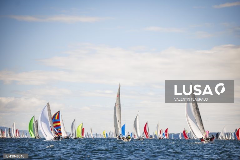 Início da 85.ª corrida à vela "Bol d'Or" no Lago de Genebra, em Genebra, Suíça. 409 barcos inscreveram-se para a Bol d'Or deste fim de semana, a maior regata à vela realizada num lago da Europa. 