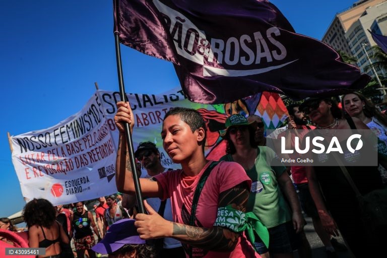 Mulheres protestam contra o projeto de lei anti-aborto no Rio de Janeiro.