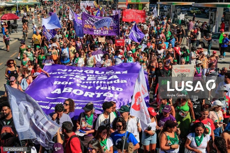 Mulheres protestam contra o projeto de lei anti-aborto no Rio de Janeiro.