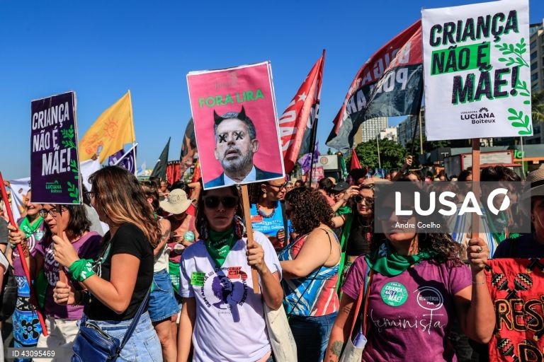 Mulheres protestam contra o projeto de lei anti-aborto no Rio de Janeiro.