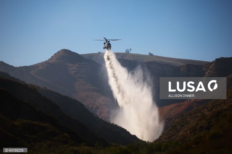 Incêndio em Sharp ameaça casas em Simi Valley