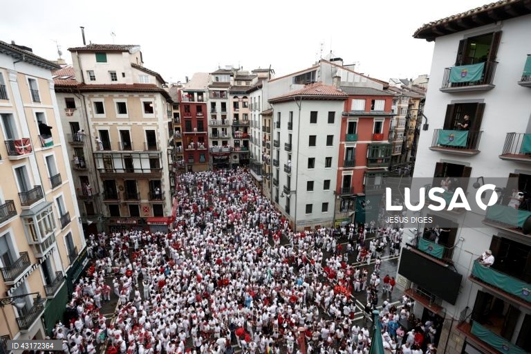 Pessoas festejam após o disparo do "chupinazo", que marca o início da festa de San Fermin em Pamplona, Espanha. A festa de San Fermin 2024 decorre de 6 a 14 de julho, com a corrida de touros como evento principal.