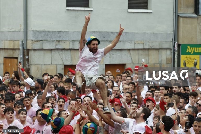 Pessoas festejam após o disparo do "chupinazo", que marca o início da festa de San Fermin em Pamplona, Espanha. A festa de San Fermin 2024 decorre de 6 a 14 de julho, com a corrida de touros como evento principal.