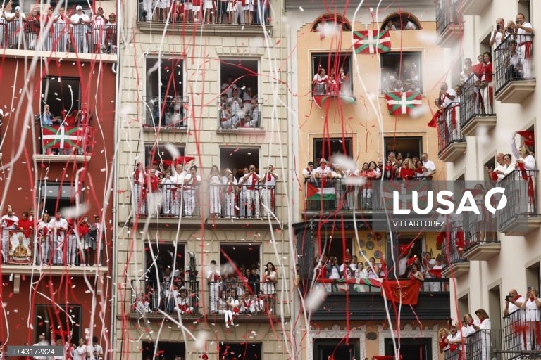 Pessoas festejam após o disparo do "chupinazo", que marca o início da festa de San Fermin em Pamplona, Espanha. A festa de San Fermin 2024 decorre de 6 a 14 de julho, com a corrida de touros como evento principal.