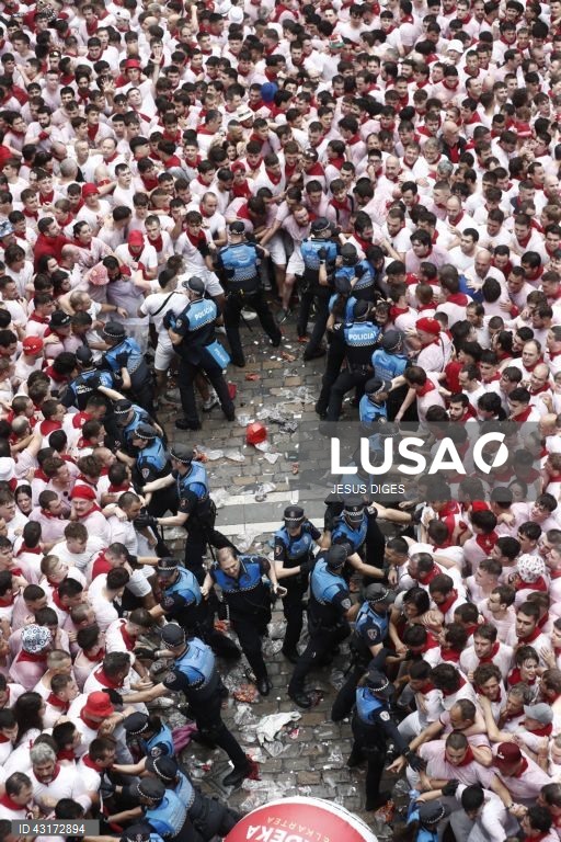 Pessoas festejam após o disparo do "chupinazo", que marca o início da festa de San Fermin em Pamplona, Espanha. A festa de San Fermin 2024 decorre de 6 a 14 de julho, com a corrida de touros como evento principal.